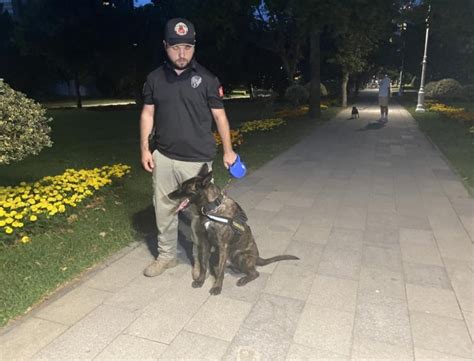 İ­s­t­a­n­b­u­l­ ­K­a­d­ı­k­ö­y­’­d­e­ ­p­a­r­k­ ­v­e­ ­b­a­h­ç­e­l­e­r­d­e­ ­n­a­r­k­o­t­i­k­ ­k­ö­p­e­k­l­i­ ­d­e­n­e­t­i­m­